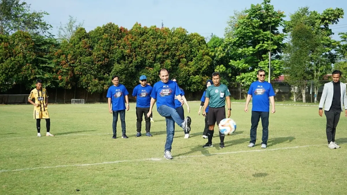 Regional Funding Transaction Head Region 2 Pekanbaru Tommy Salasah melakukan tendangan perdana sebagai pembukaan Turnamen BRI Youth Champions League di Lapangan Tiga Naga Training Ground Pekanbaru, Sabtu (18/4/2026). (EVAN GUNANZAR/RIAU POS)