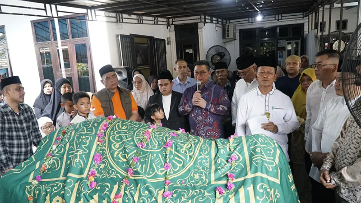 Sekdaprov Riau Syahrial Abdi saat pelepasan almarhum Zulmansyah Sekedang di rumah duka di Jalan Purwodadi, Pekanbaru, Sabtu (18/4/2026). MHD AKHWAN/RIAUPOS.CO
