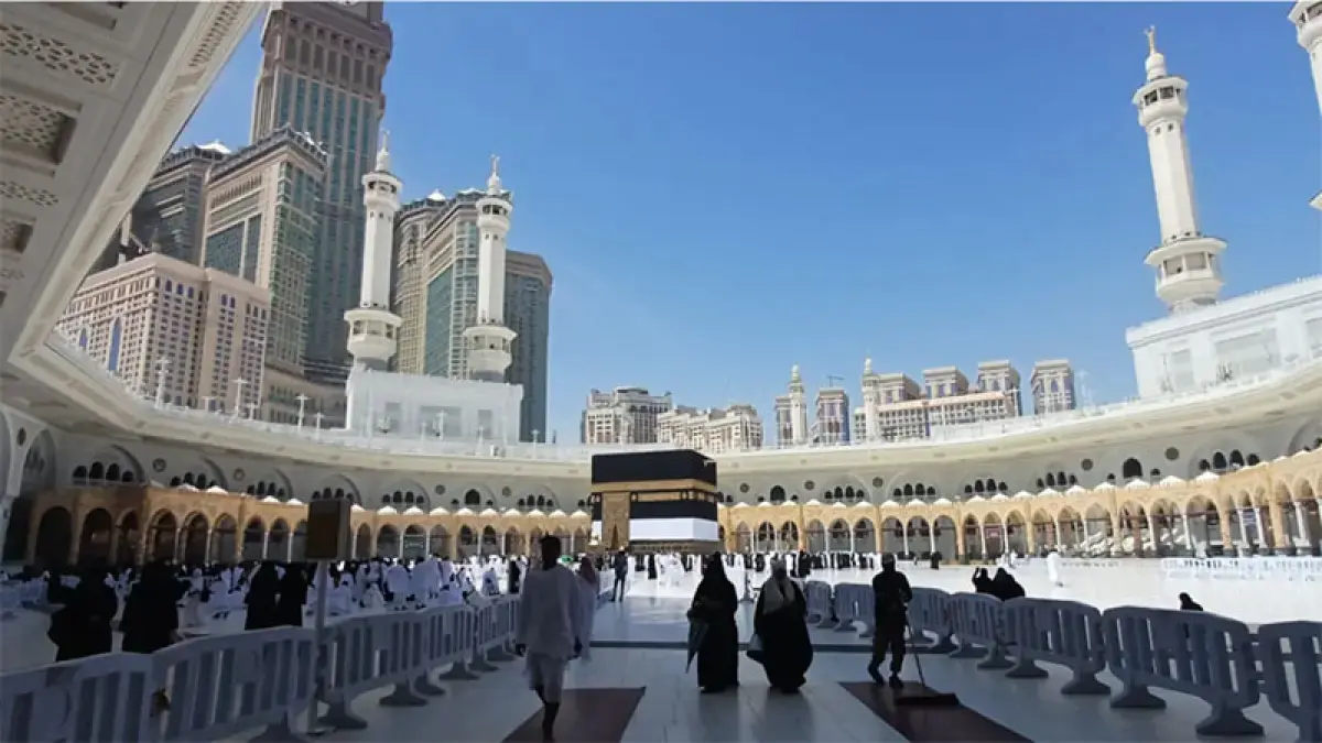 Suasana Masjidil Haram, Sabtu (18/4/2026) jelang kedatangan jamaah haji. Masyarakat Wajib mewaspadai penipuan yang dilakukan oleh travel-travel haji bodong. (Media Center Haji 2026)


