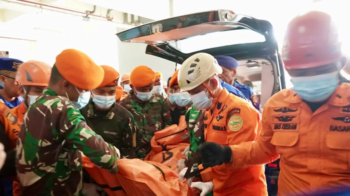 Tim gabungan menurunkan jenazah korban kecelakaan helikopter Airbus H130 registrasi PK-CFX yang dievakuasi di Rumah Sakit Bhayangkara Anton Soedjarwo, Pontianak, Jumat (17/4/2026). MEIDY KHADAFI/jpg
