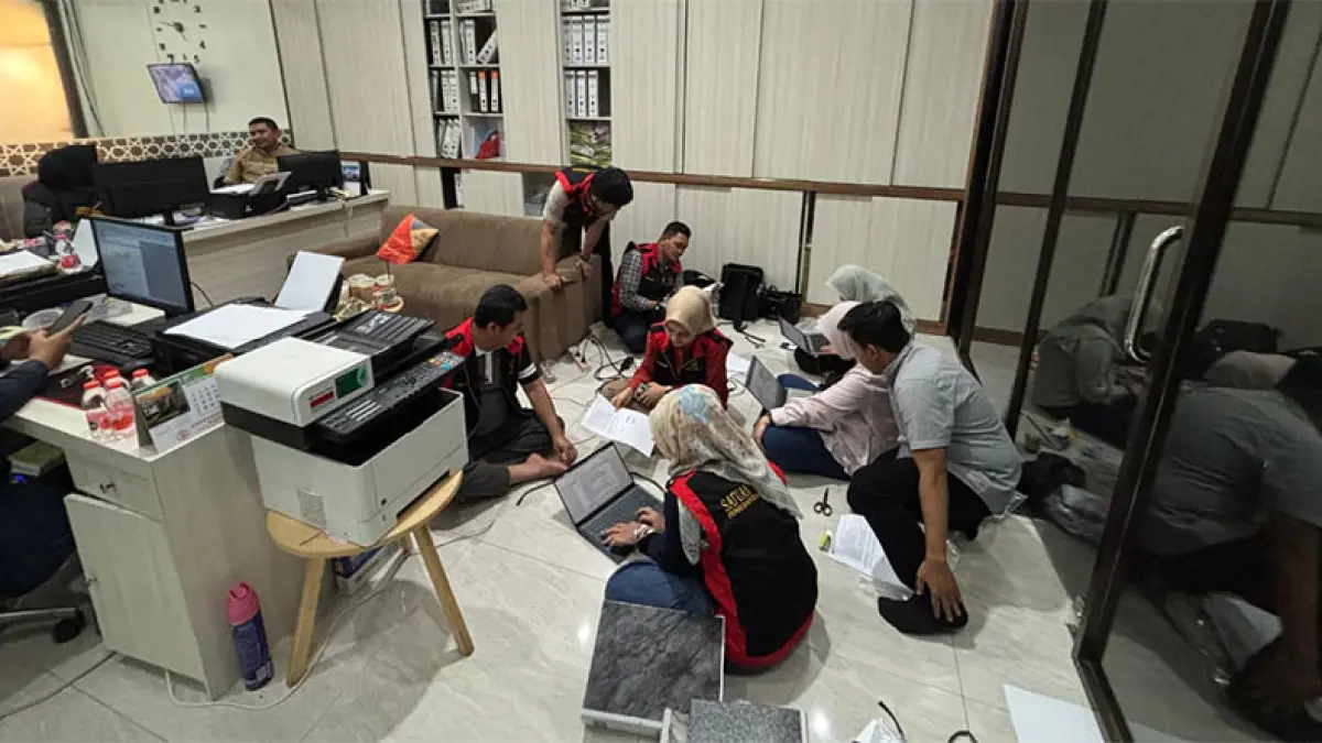 Tim Penyidik Pidsus Kejati Riau melakukan penggeledahan di Kantor Agen Kapal USDA di Kota Dumai, Jumat (17/4/2026). Humas Kejati Riau for RiauPos.co
