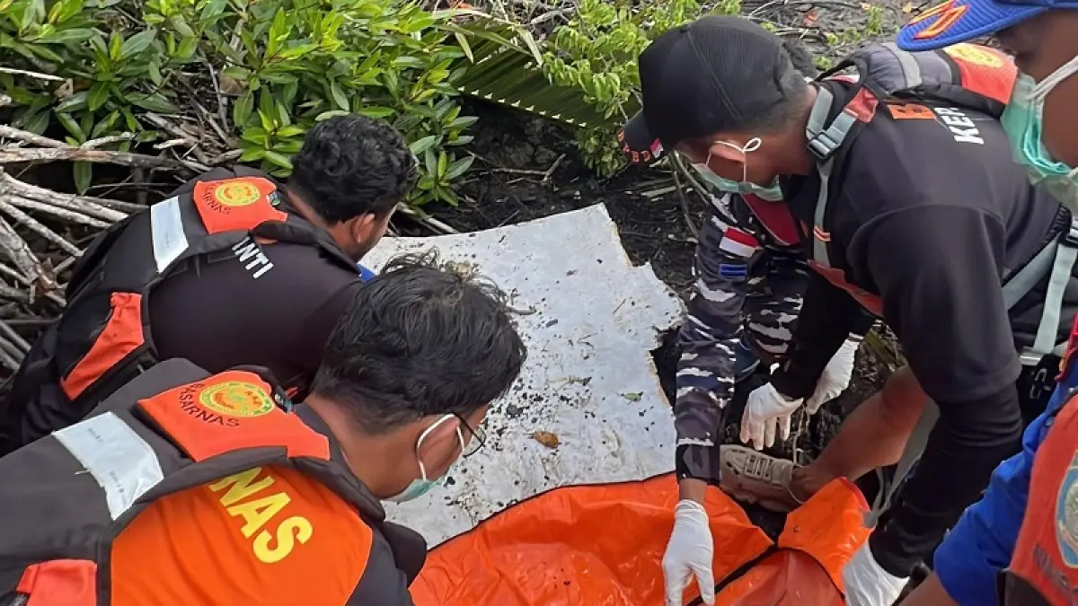 Tim SAR gabungan mengevakuasi satu kerangka manusia di pesisir Pulau Rangsang, Perairan Kepulauan Meranti, Sabtu (18/4/2026) pagi. (Istimewa)