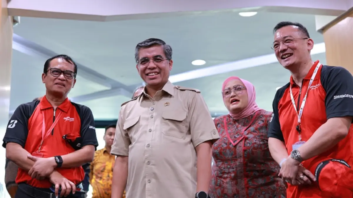 Menaker RI bersama Jajaran manajemen Bridgestone Indonesia di sela-sela prosesi penandatanganan Perjanjian Kerja Bersama (PKB) XVI periode tahun 2026–2028 PT Bridgestone Tire Indonesia (Bridgestone Indonesia) dan serikat pekerja di Bridgestone Indonesia Karawang Plant (KP), Kabupaten Karawang. (Istimewa)