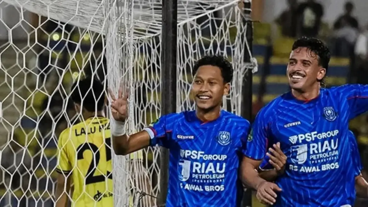 Asir Aziz dan Antonio Augusto Gamaroni (kanan) melakukan selebrasi usai menjebol gawang Persikat Tegal di Stadion Kaharuddin Nasution Rumbai Pekanbaru, Ahad (19/4/2026) malam. (PSPS Pekanbaru untuk Riaupos.co)