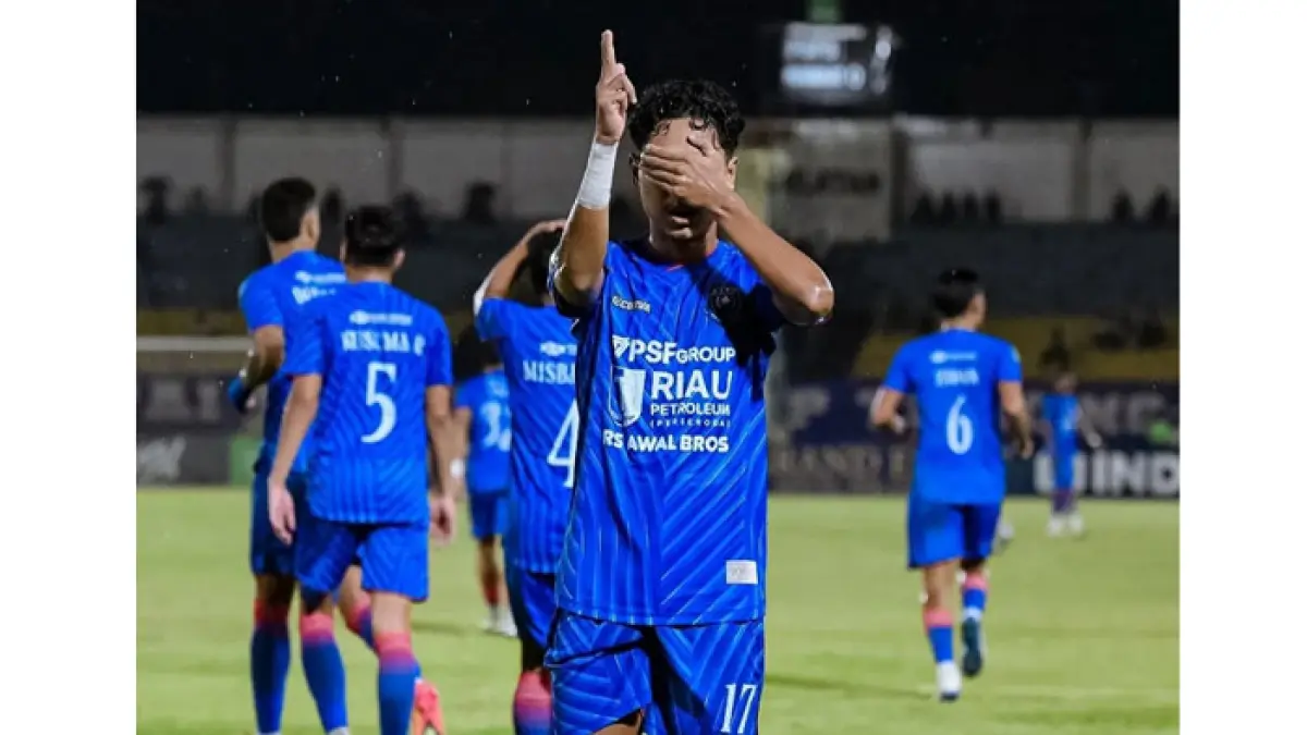 Asir Aziz melakukan selebrasi usai menjebol gawang Persikat Tegal di Stadion Kaharuddin Nasution Rumbai Pekanbaru, Ahad (19/4/2026) malam. (PSPS Pekanbaru untuk Riaupos.co)