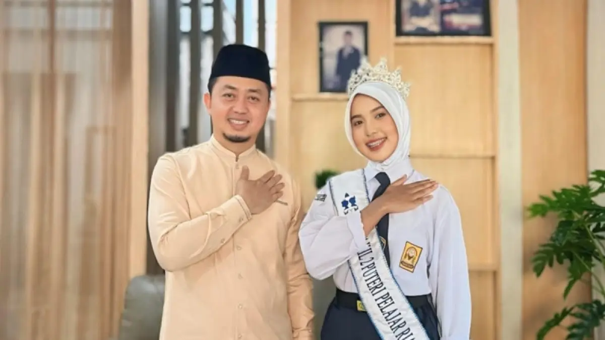 Avika Raya Yolanda, siswi kelas VII SMP Negeri 2 Bangkinang foto bersama anggota DPR RI Syahrul Aidi Maazat, Sabtu (18/4/2026). (Diskominfo untuk Riaupos.co)&nbsp;