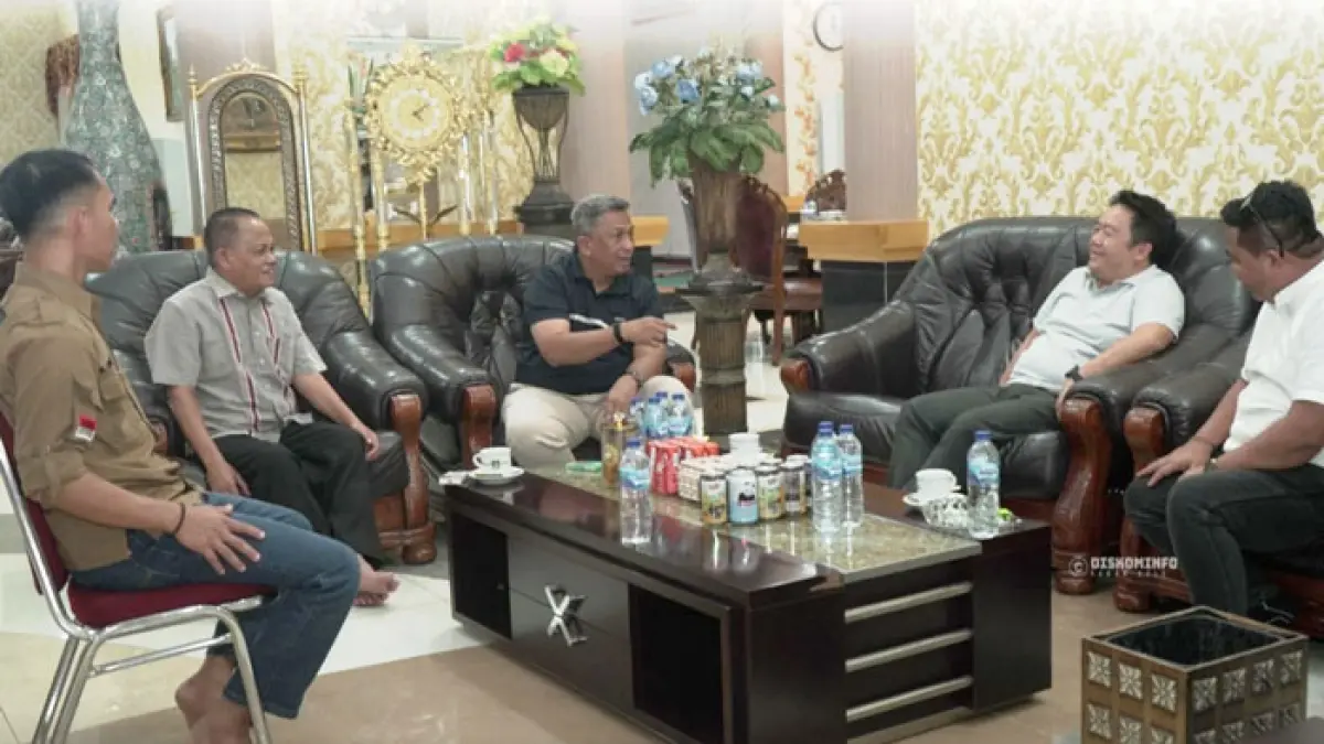 Bupati Rohul Anton berbincang dengan Direktur PT ANS Abdrew Christian Sitorus (dua kanan) terkait penyaluran CSR kebun sawit seluas 30 Ha untuk MAIC di Rumdis Bupati Rohul, baru-baru ini. (Istimewa)