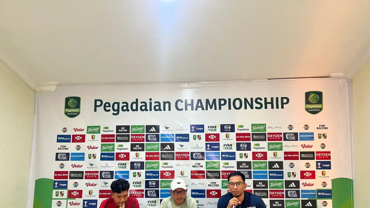 Jelang laga menghadapi Persekat Tegal di Stadion Kaharuddin Nasution Rumbai Pekanbaru, pelatih PSPS Pekanbaru Aji Santoso (tengah), bersama striker Asir Asiz (kiri) melakukan konferensi pers, Sabtu (18/4/2026). PSPS Pekanbaru