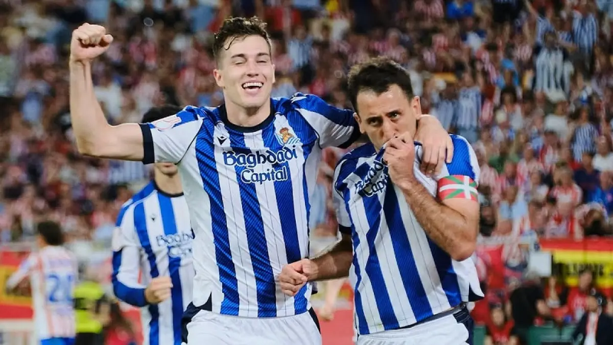 Kapten Real Sociedad Mikel Oyarzabal merayakan gol penaltinya ke gawang Atletico Madri pada final Copa del Rey di Sevilla. (Instagram Real Sociedad)
