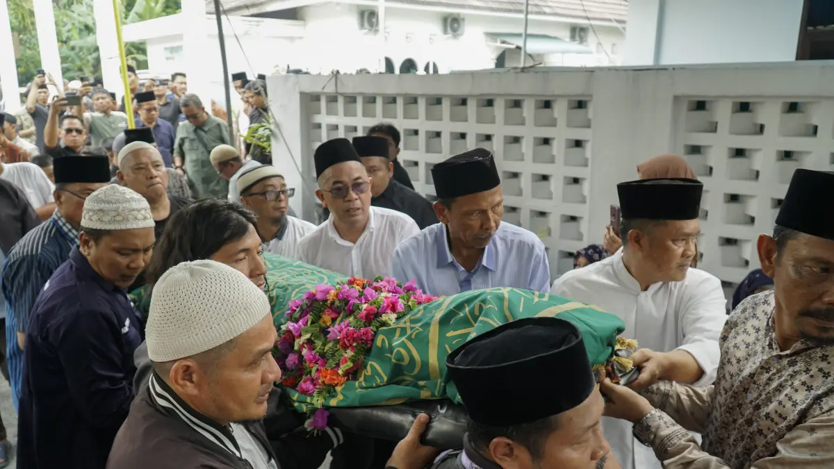 Kerabat dan teman sejawat saat pelepasan Almarhum H Zulmansyah Sekedang yang merupakan Sekjen PWI Pusat saat di semayamkan dirumah duka untuk dimakamkan di TPU Kertama, Pekanbaru, Sabtu (18/4/2026). MHD AKHWAN/RIAUPOS