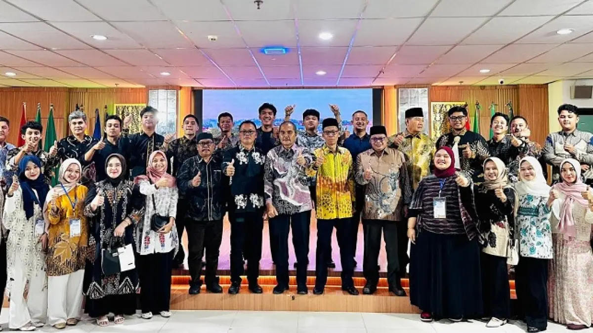 Para pengurus, tokoh masyarakat dan panitia Halalabihalal foto bersama usai acara, Sabtu (18/4/2026). (IKBB untuk Riau Pos)