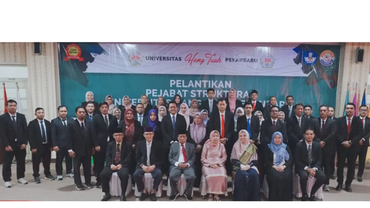 Pembina Yayasan Hang Tuah Pekanbaru, Pengurus Yayasan, Rektor dan para Wakil Rektor UHTP foto bersama pejabat struktural usai dilantik, di Aula Prof Dr dr Buchari Lapau MPH kampus tersebut,  Kamis (16/4/2026). (UHTP untuk Riaupos.co)