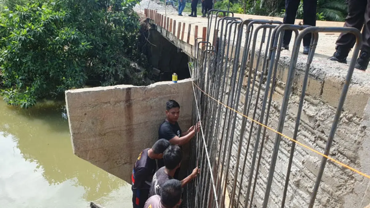 Personel Polda Riau bersama Polres Kampar mendukung percepatan pembangunan tiga jembatan di Kecamatan Kuok, Kabupaten Kampar, Sabtu (18/4/2026). (Humas Polres Kampar untuk Riaupos.co)