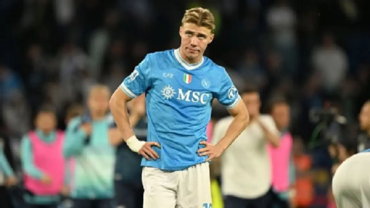 Rasmus Hojlund tampak kecewa setelah kekalahan Napoli dari Lazio di kandang sendiri. (Francesco Pecoraro/Getty Images)