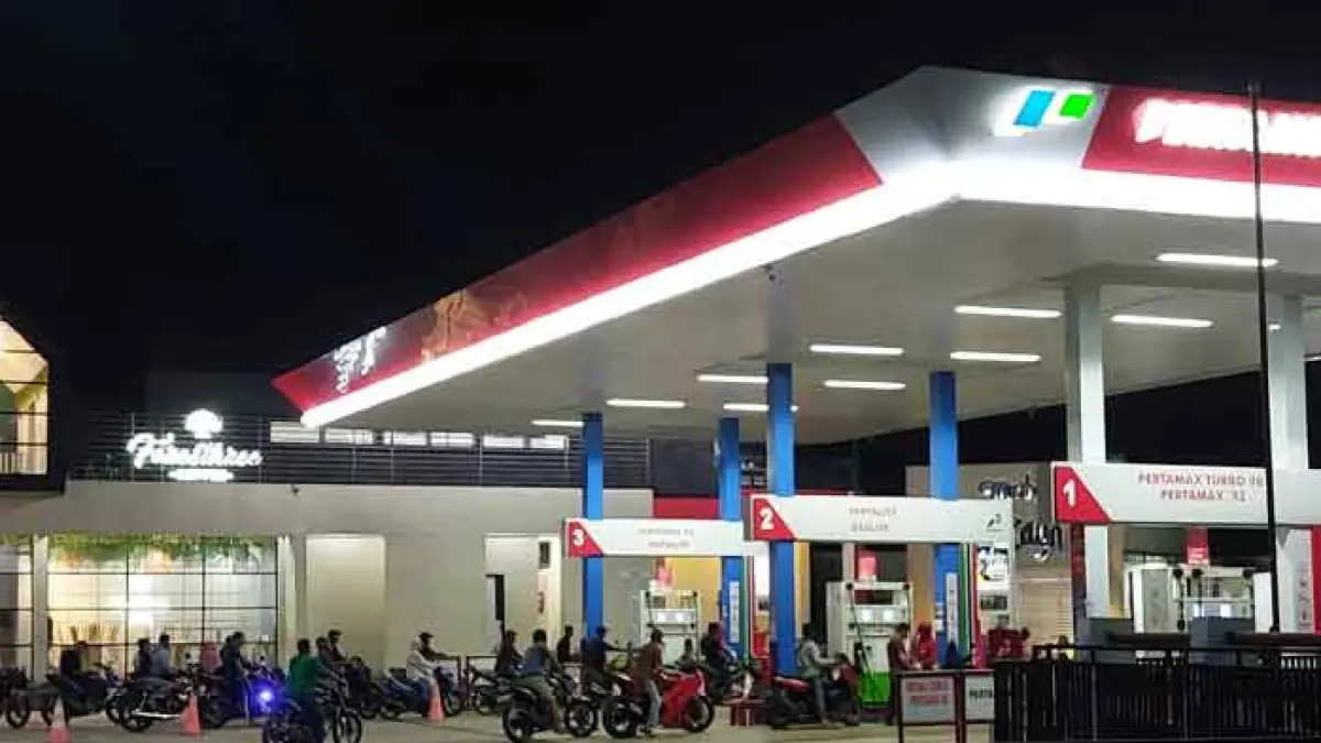 Sejumlah kendaraan mulai terlihat antre untuk mengisi BBM subsidi usai terjadi kenaikan harga pada beberapa jenis BBM nonsubsidi di salah satu SPBU di Jalan Lintas Timur dalam wilayah Kabupaten Inhu, Sabtu (18/4/2026). Kasmedi/Riau Pos
