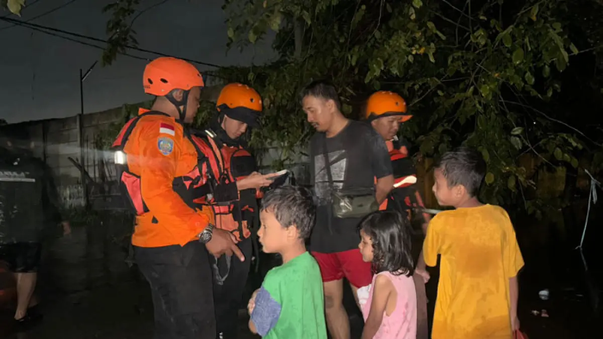 Tim SAR Pekanbaru melakukan evakuasi warga Limbungan Rumbai saat hujan deras yang terjadi pada Ahad (19/4/2026). Humas Kantor SAR Pekanbaru untuk Riaupos.co