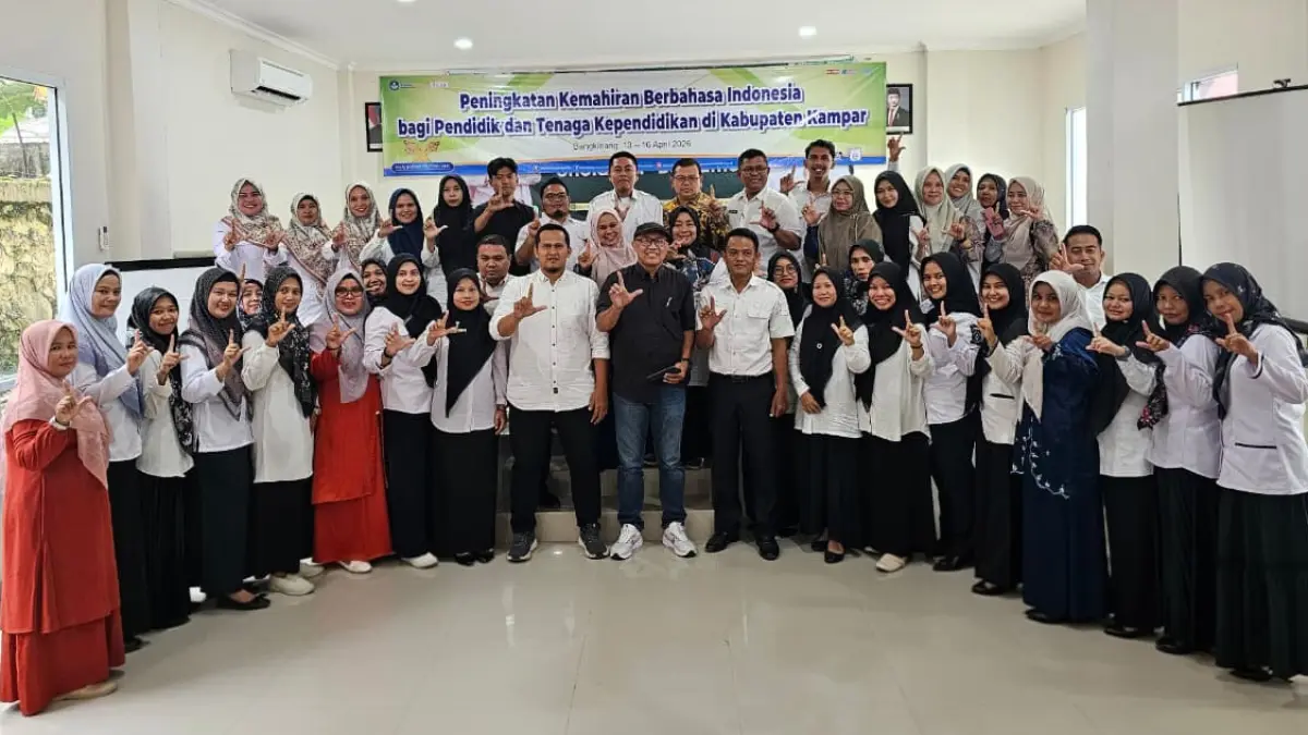 Kepala Balai Bahasa Provinsi Riau, Umi Kulsum (tiga kanan), memberikan cendera mata kepada Staf Ahli Bidang Ekonomi, Keuangan, dan Pembangungan Setda Pekanbaru, Abdul Jamal, saat pembukaan Bimbingan Teknis Guru Utama Revitalisasi Bahasa Daerah (RBD) 2026 di Pekanbaru, Selasa (14/5/2026). balai bahasa provinsi riau untuk riau pos