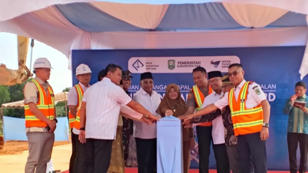 Bupati Siak Afni menekan tombol tanda dimulainya pembangunan galangan kapal di KITB, bersamanya, Komisaris KITB Junaidi SE MM (satu kanan), Kapolres Siak AKBP Sepuh Ade Irsyam Siregar (empat kanan), dan Wakil Ketua I DPRD Siak H Syarif (tiga kanan), Wakil Ketua II Laiskar Jaya (satu kiri), dan perwakilan perusahaan PT MNS, Senin (20/4/2026). (Istimewa)