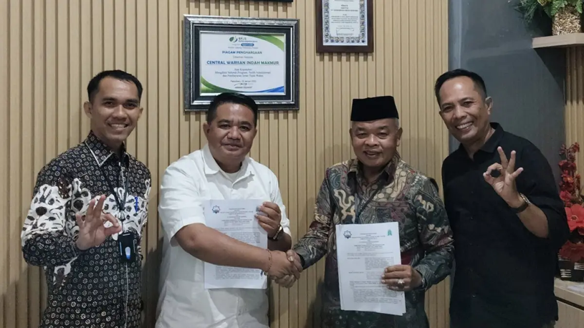 Ketua Badan Pengelola MAIC&nbsp;Rohul H Ibnu Ulya (dua kanan) menunjukkan nota kesepahaman MoU penyerahan dan pengelolaan CSR Kebun Kelapa Sawit seluas 30 hektare dengan perwakilan Direksi PT ANS untuk menjadi pendapatan dan biaya operasional MAIC&nbsp;Rohul, Jumat (17/4/2026). (DINAS KOMINFO ROHUL UNTUK RIAU POS)