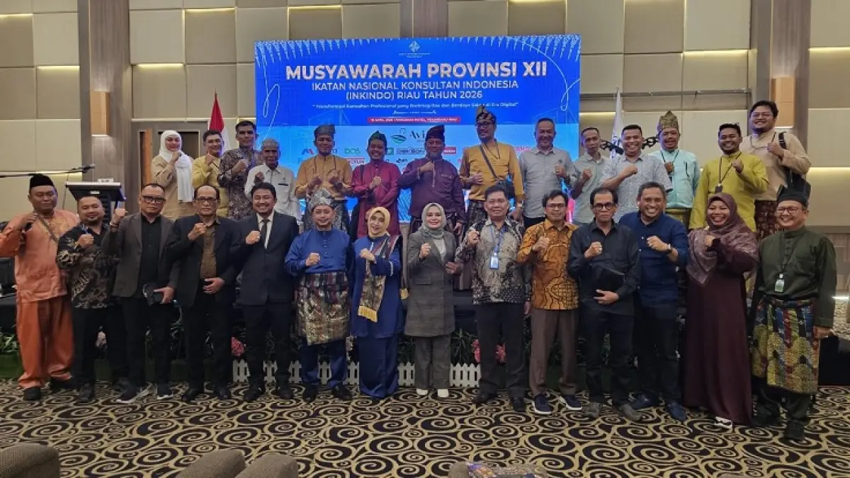 Ketua DPP Inkindo Riau Ir Rika Putra ST (lima kanan) foto bersama dengan Ketua Umum DPN Inkindo Ir H Erie Heryadi MH (enam kanan) beserta para Ketua DPP Inkindo Provinsi seluruh Indonesia dan para panitia Musprov Riau usai pemilihan ketua, Kamis (16/4/2026). (DPP Inkindo Riau untuk Riau Pos)
 