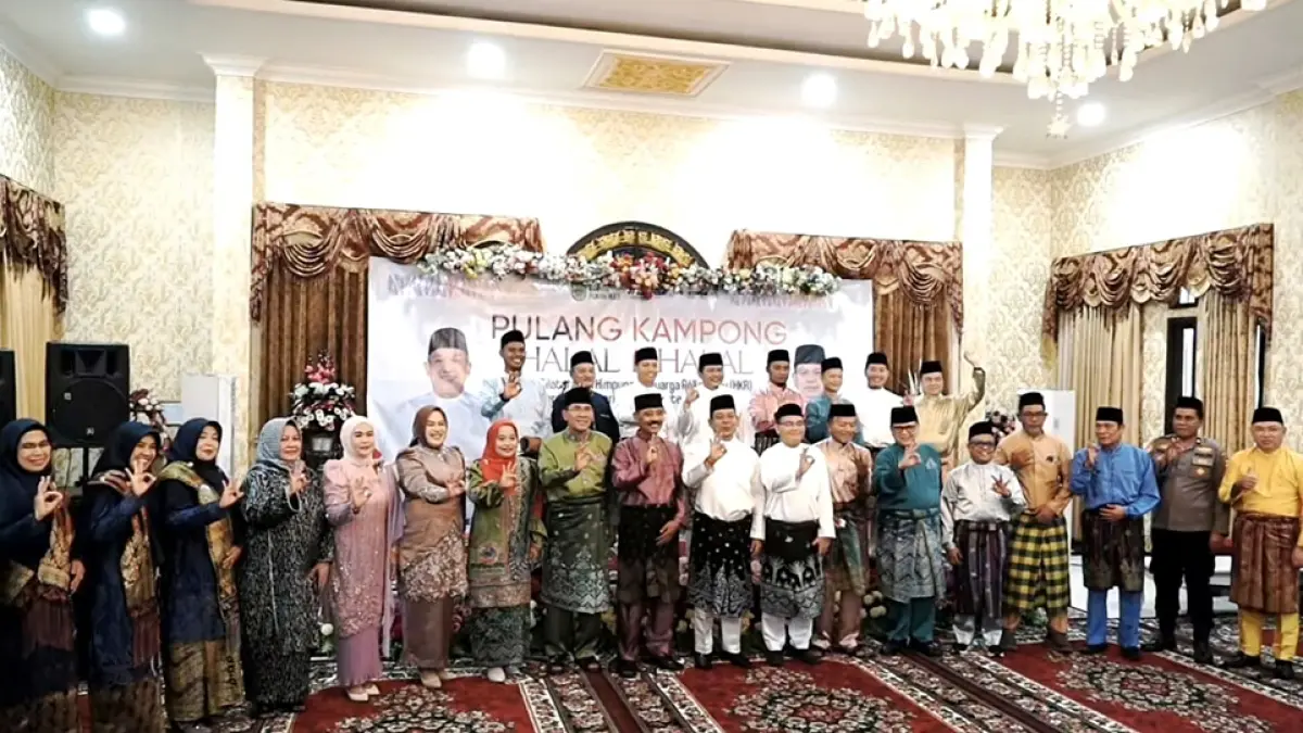 Wabup Rohul H Syafaruddin Poti SH MM di­dampingi Ketua TP PKK Rohul dr Yeni Dwi Putri foto ber­sama dengan Keluarga Besar HKR Pekanbaru dalam acara Balik Kampong Halalbihalal bersama Pemkab Rohul bertempat di rumah dinas Bupati Rohul, Ahad (19/4/2026). (DINAS KOMINFO ROHUL UNTUK RIAU POS)