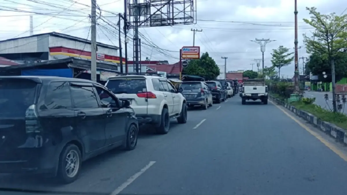 Antrean kendaraan di SPBU Sungai Jering, Jalan Lintas Teluk Kuantan-Pekanbaru, Senin (20/4/2026). (Desriandi Candra/Riaupos.co)