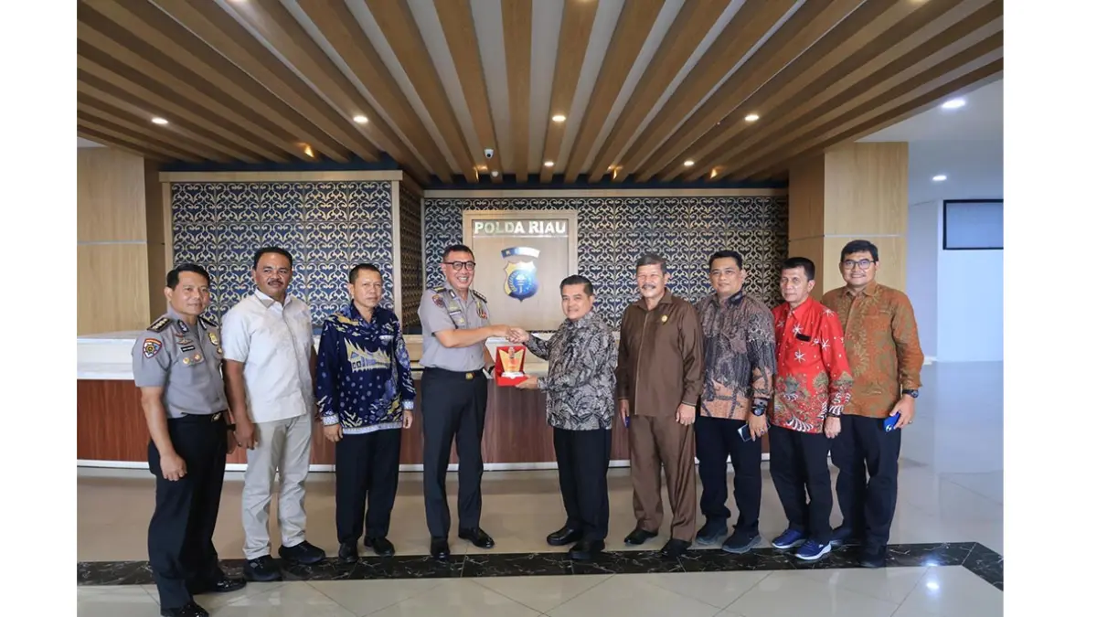 Bupati Agam Benni Warlis menyerahkan cendera mata kepada Irwasda Polda Riau Kombes Pol Prabowo Santoso saat kunjungan di Mapolda Riau, Ahad (19/4/2026). (POLDA RIAU UNTUK RIAU POS)