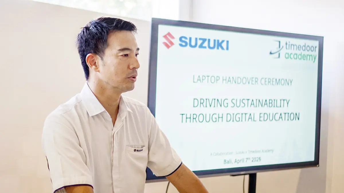 General Manager of Strategic Planning PT Suzuki Indomobil Sales (SIS) Ei Mochizuki saat menyampaikan sambutan pada seremoni penyerahan 25 unit laptop kepada Timedoor Academy, belum lama ini. (PT SIS UNTUK RIAU POS)