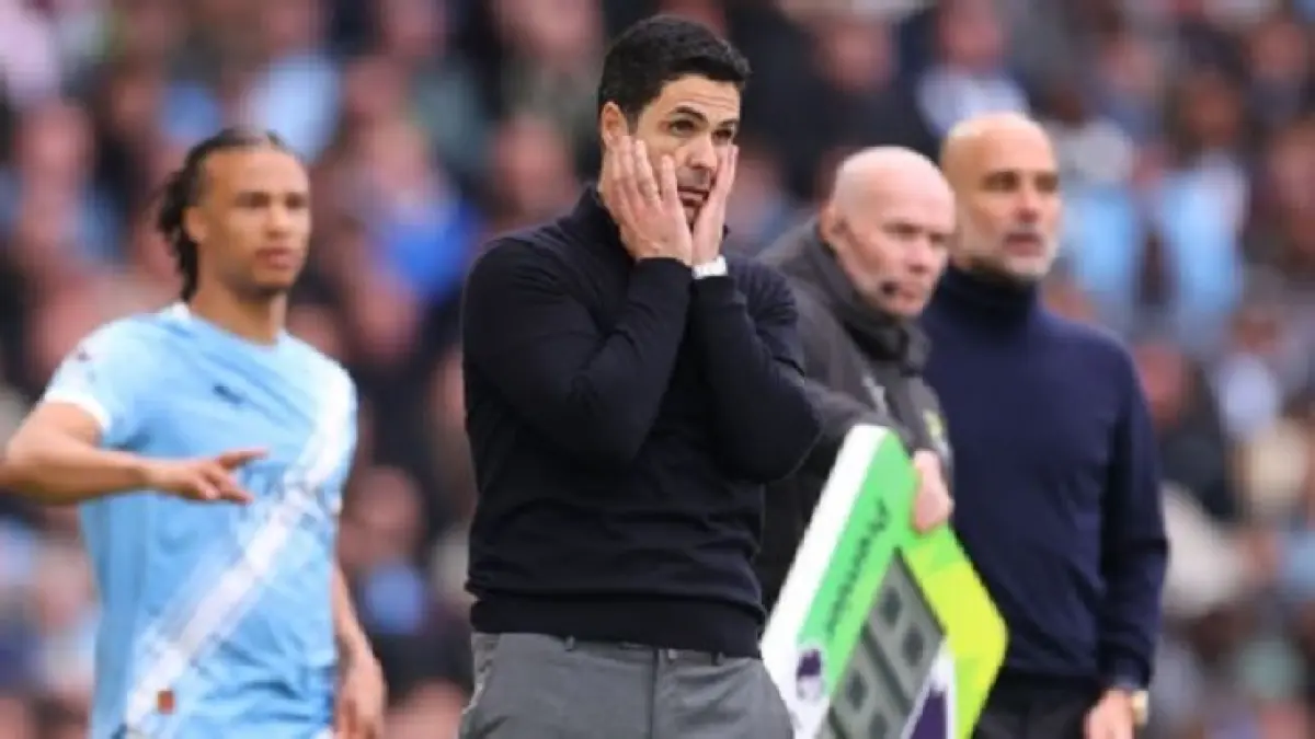 Harapan Mikel Arteta untuk mengangkat trofi Liga Premier mendapat pukulan besar pada hari Ahad setelah Arsenal besutannya kalah 2-1 di kandang Manchester City. (Catherine Ivill-AMA/Getty Images)