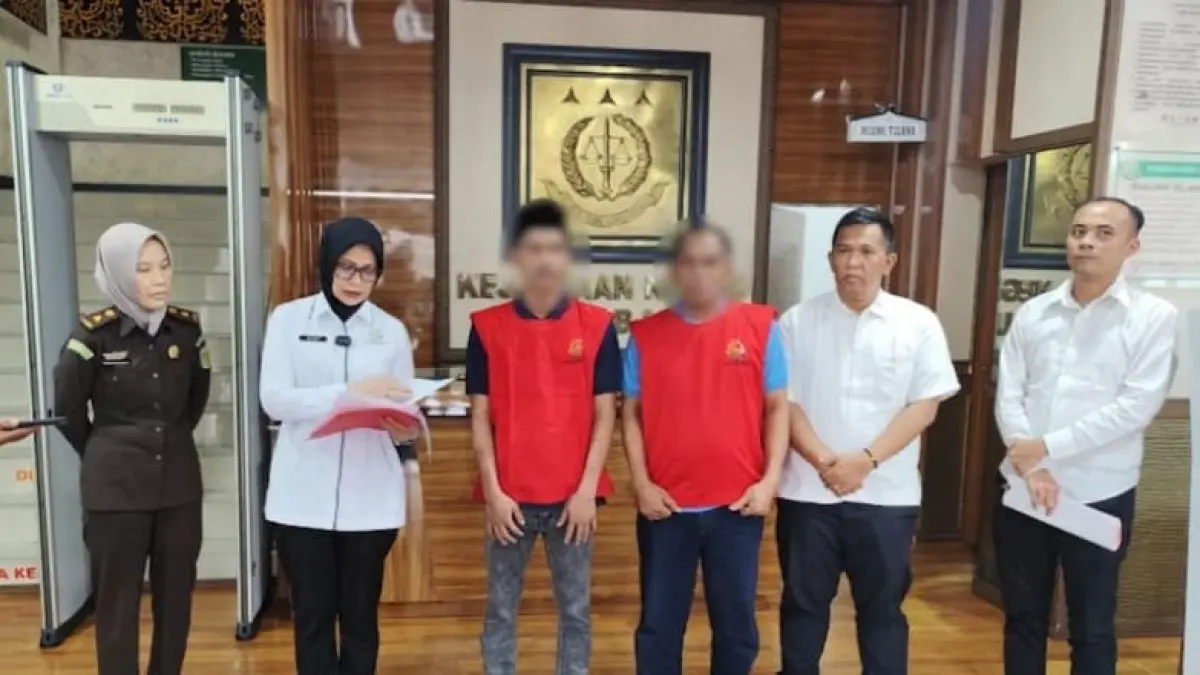 Kajari Pekanbaru Silpia Rosalina membacakan putusan pemberhentian perkara yang menjerat Zulvi dan Endiri (rompi oren) di Kejari Pekanbaru, Senin (20/4/2026). Humas Kejari Pekanbaru for Riaupos.co