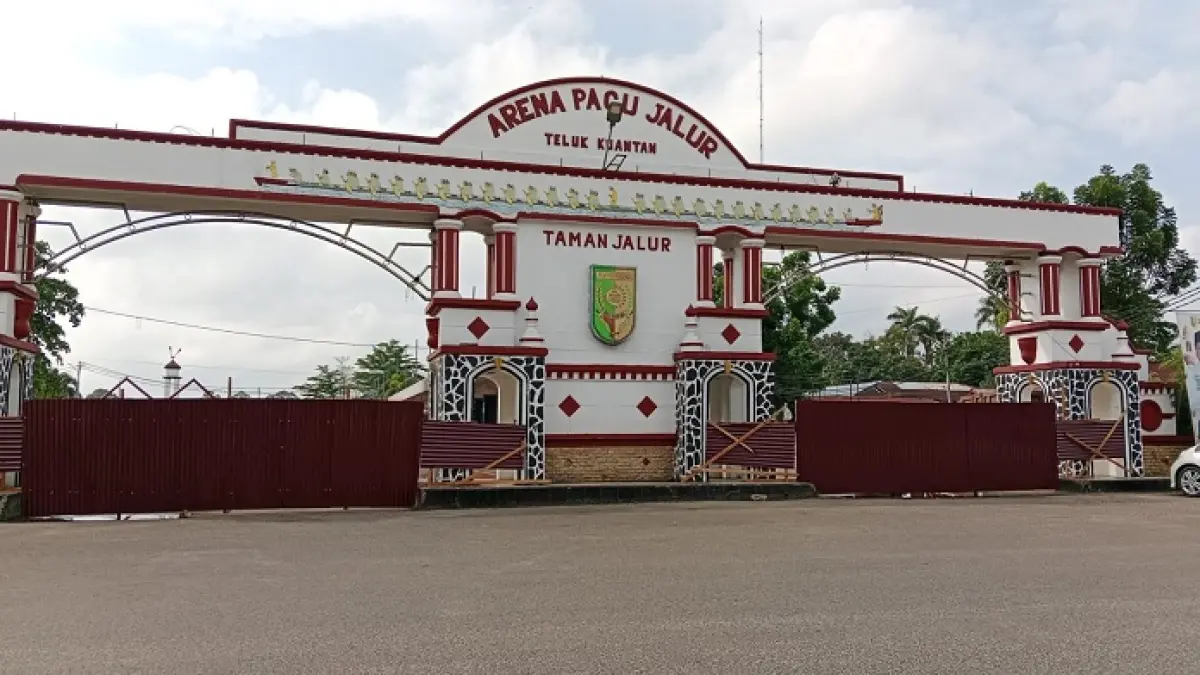 Kawasan Taman Jalur sudah di tutup. Dinas PUPR akan melakukan penataan termasuk sebagai lokasi stan UMKM dan bazar selama MTQ Riau berlangsung. Foto Senin (20/4/2026). (Desriandi Candra/Riaupos.co)