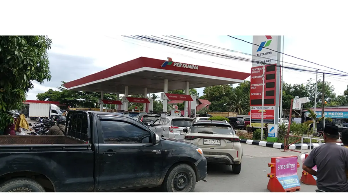 Kendaraan antre saat akan mengisi bahan bakar di SPBU Kecamatan Kuantan Tengah, Kabupaten Kuantan Singingi, Ahad (19/4/2026). (DESRIANDRI CANDRA)