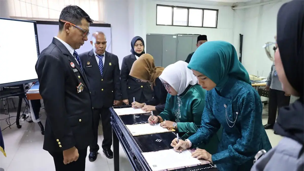 Kepala Divisi Pelayanan Hukum Kanwil Kemenkum Riau Febri Mujiono menyaksikan penandagangan berita acara pelantikan tiga Notaris Pengganti, Senin (20/4/2026). Humas Kanwil Kemenkum Riau for Riaupos.co