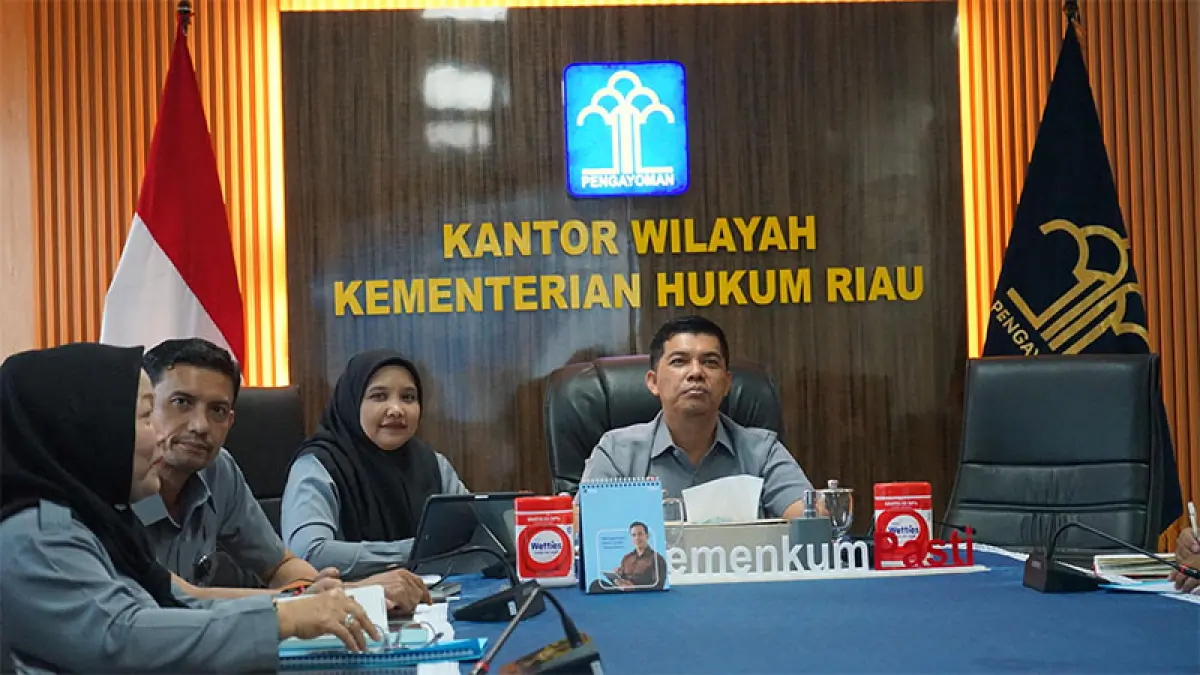 Kepala Kanwil Kemenkum Riau Rudy Hendra Pakpahan didampingi pejabat utama, mengikuti kegiatan Workshop Persiapan Evaluasi Zona Integritas menuju WBK dan WBBM 2026 secara virtual, Senin (20/4/2026). Humas Kanwil Kemenkum Riau for Riaupos.co