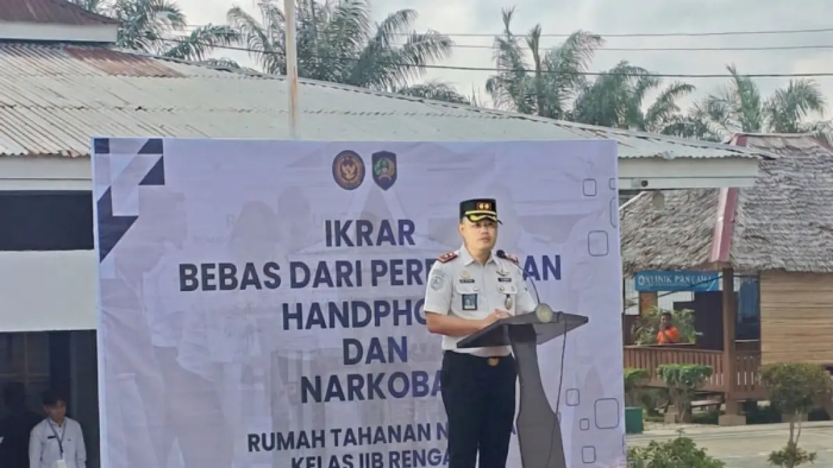 Kepala Rutan Kelas IIB Rengat, Dedy Irawan IP SH MH saat memimpin apel dan ikrar bebas handphone serta narkoba, Senin (20/4/2026). (Kasmedi/Riaupos.co)