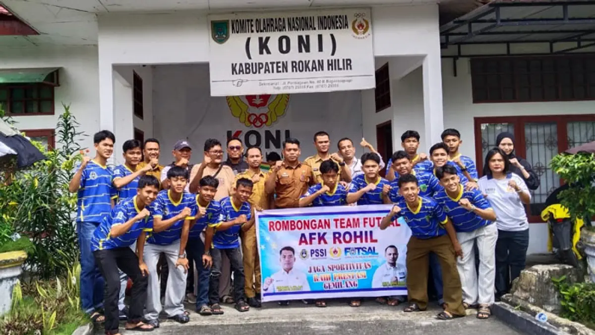 Ketum KONI Rohil Riwansyah SSTP MSi bersama sejumlah pengurus, Sekretaris Askab PSSI Rohil, Sutrisno bersama para atlet futsal yang akan mengikuti Kejurda Riau, Senin (20/4/2026). (Zulfadhli/Riaupos.co)