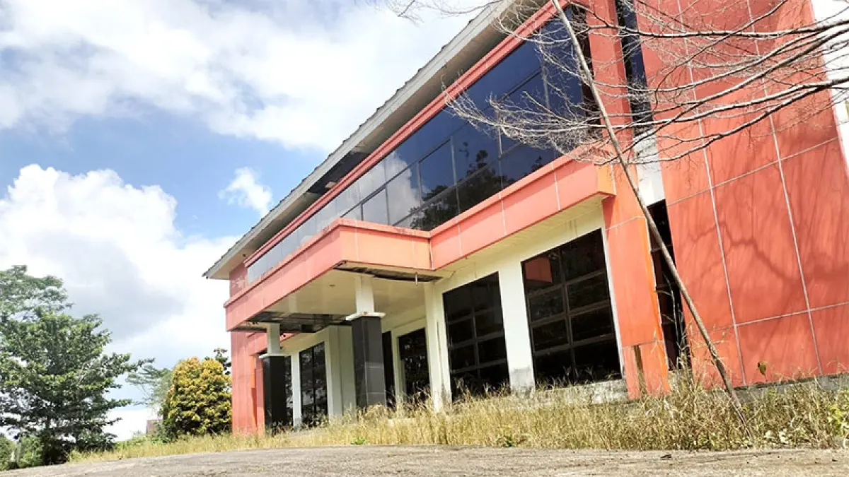 Kondisi Gedung Asesmen Centre di belakang Kantor BKPP Rohul yang belasan tahun tidak dimanfaatkan. Tahun ini, gedung dialihfungsikan menjadi Kantor Badan Kesbangpol Rohul, Senin (20/4/2026). Foto Engki Prima Putra.