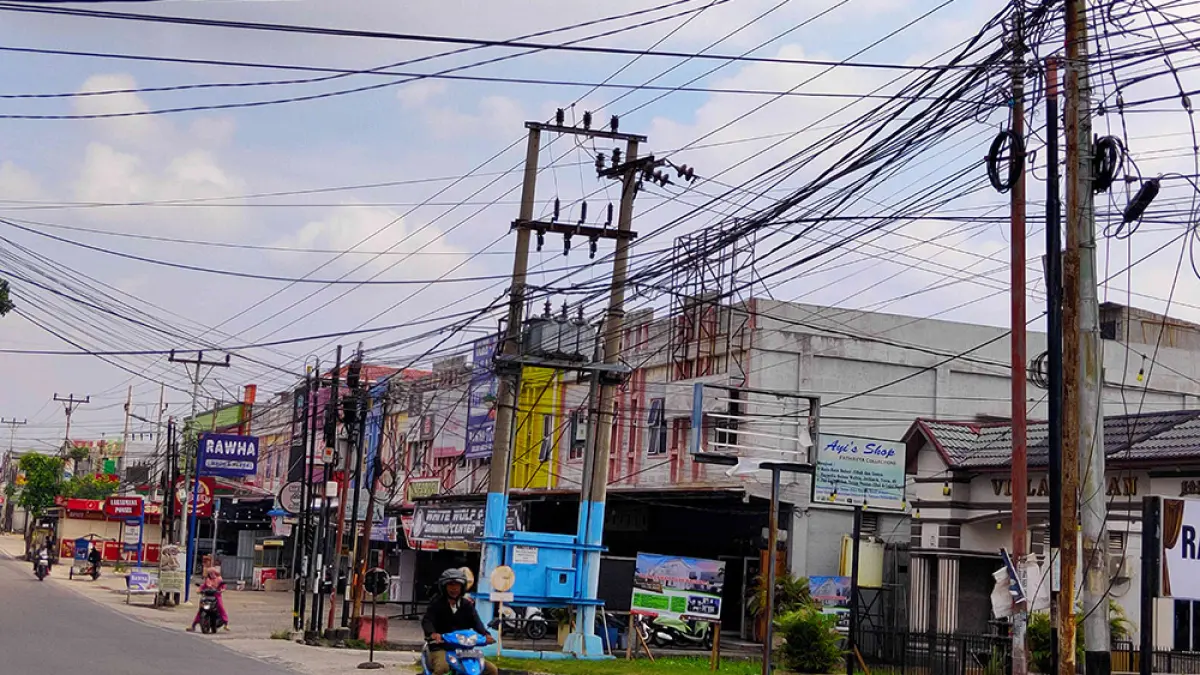 Kondisi kabel telekomunikasi yang semrawut di Jalan Delima, Kecamatan Binawidya, beberapa hari lalu. (EVAN GUNANZAR/RIAU POS)