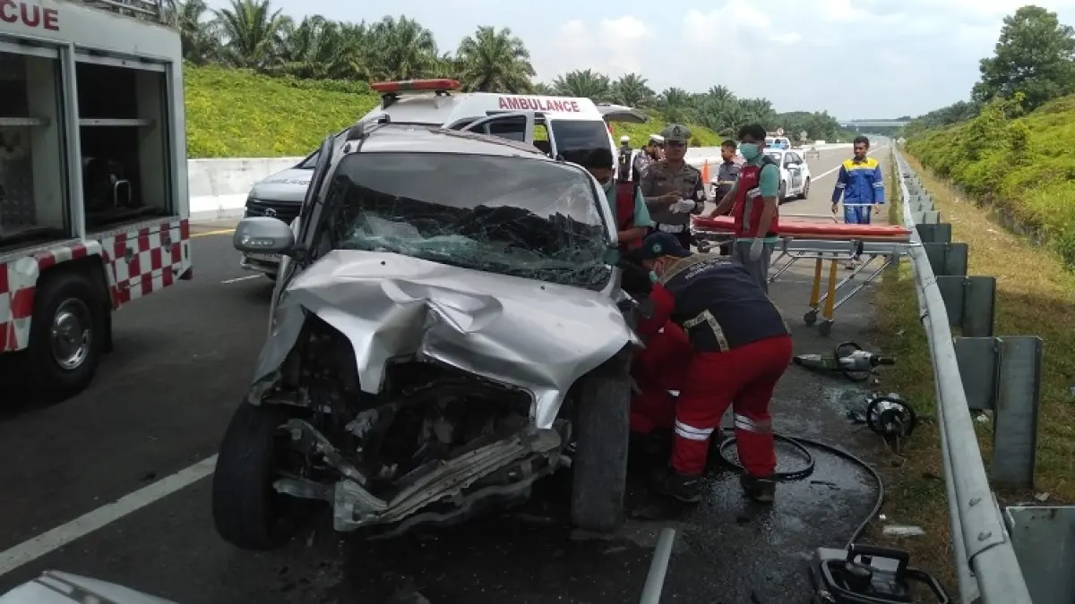 Kondisi mobil minibus yang menabrak sebuah truk di Tol Pekanbaru-Dumai, Ahad (19/4/2026).(ISTIMEWA)