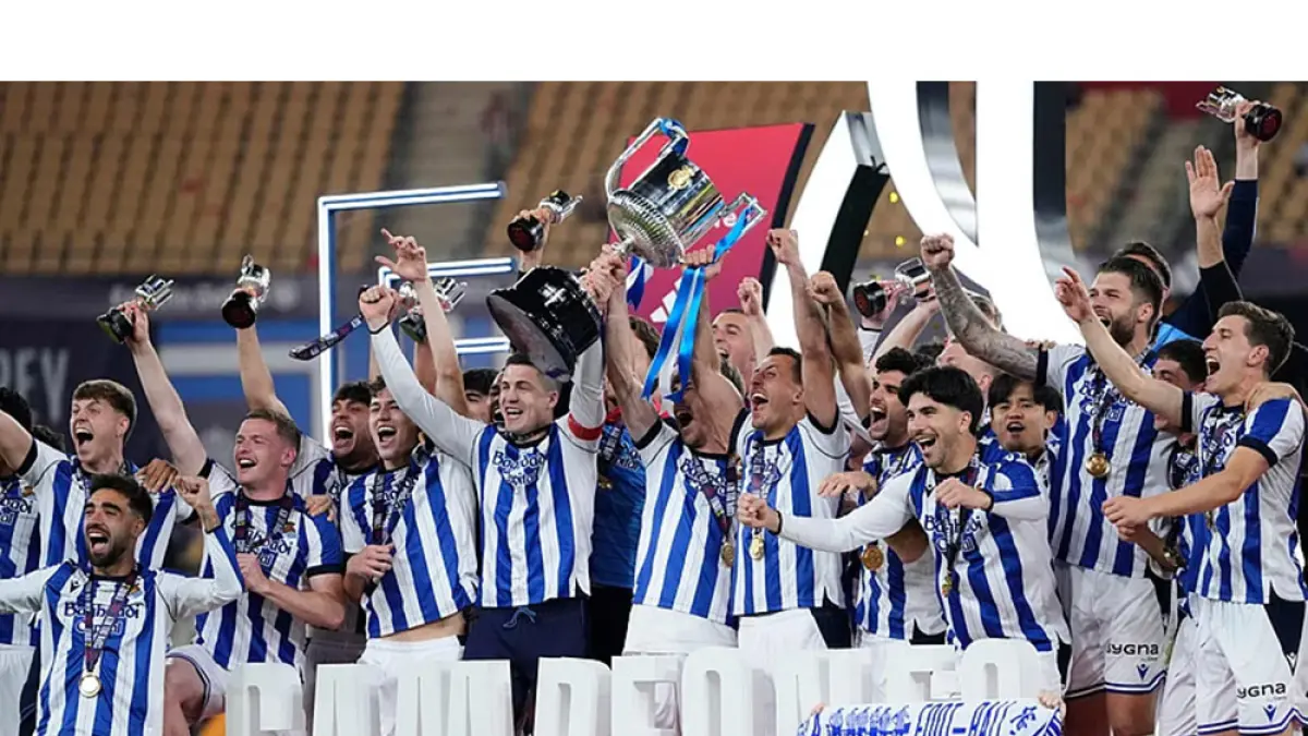  Para pemain Real Sociedad merayakan kemenangan dengan trofi setelah pertandingan final Copa del Rey antara Atletico Madrid dan Real Sociedad di Sevilla, Spanyol, Ahad (19/4/2026). (AP Photo/Jose Breton) 