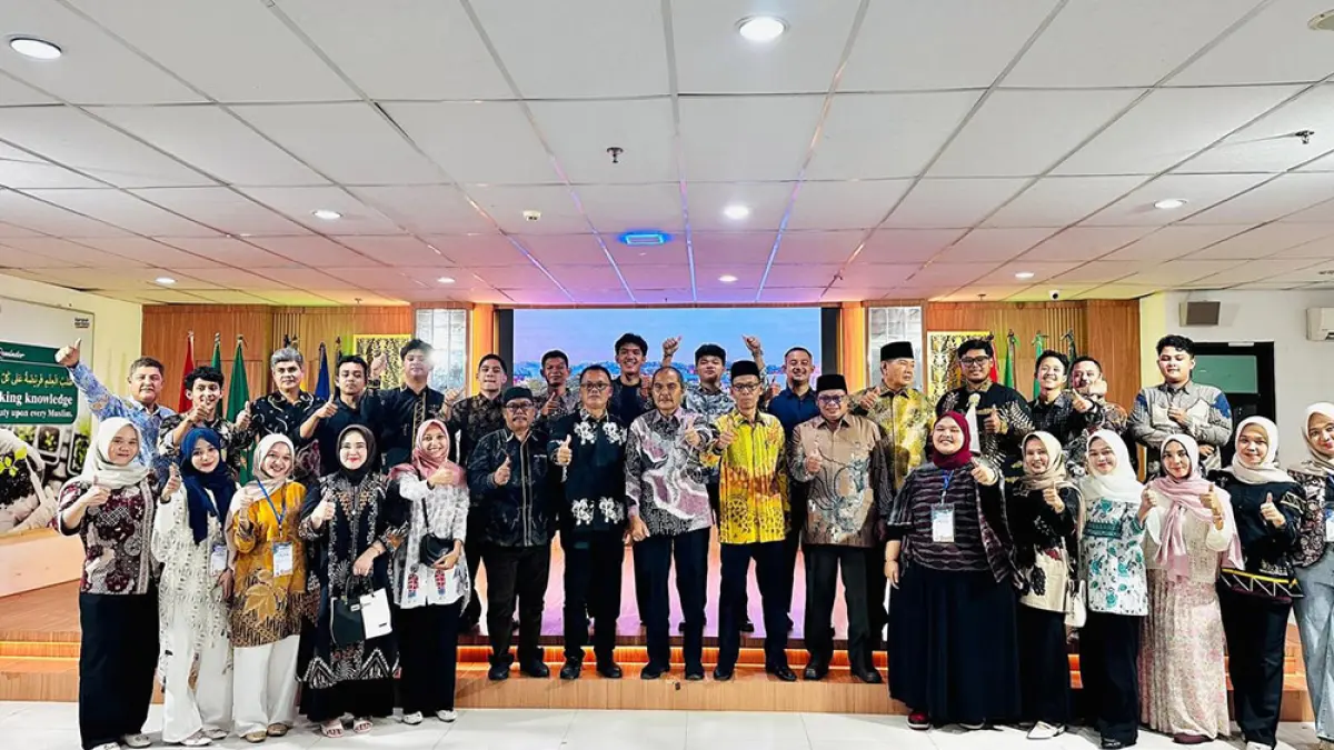 Para pengurus, tokoh masyarakat dan panitia halalbihalal IKBB Pekanbaru  foto bersama usai acara, Sabtu (18/4/2026). (IKBB UNTUK RIAU POS)