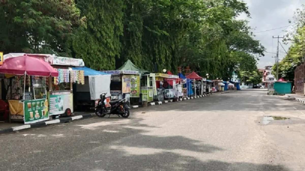 Pedagang kaki lima eks Taman Jalur, Senin (20/4/2026) sudah menempati Kawasan Limuno Telukkuantan. (Desriandi Candra/Riaupos.co)