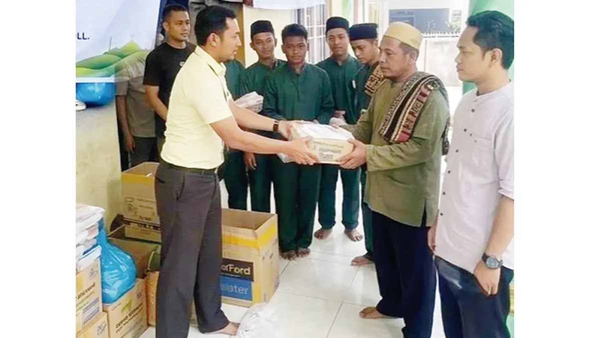 Pegadaian berbagi makanan kepada masyarakat dalam rangkaian kegiatan “Mengetuk Pintu Langit” yang digelar belum lama ini. (PT PEGADAIAN UNTUK RIAU POS)