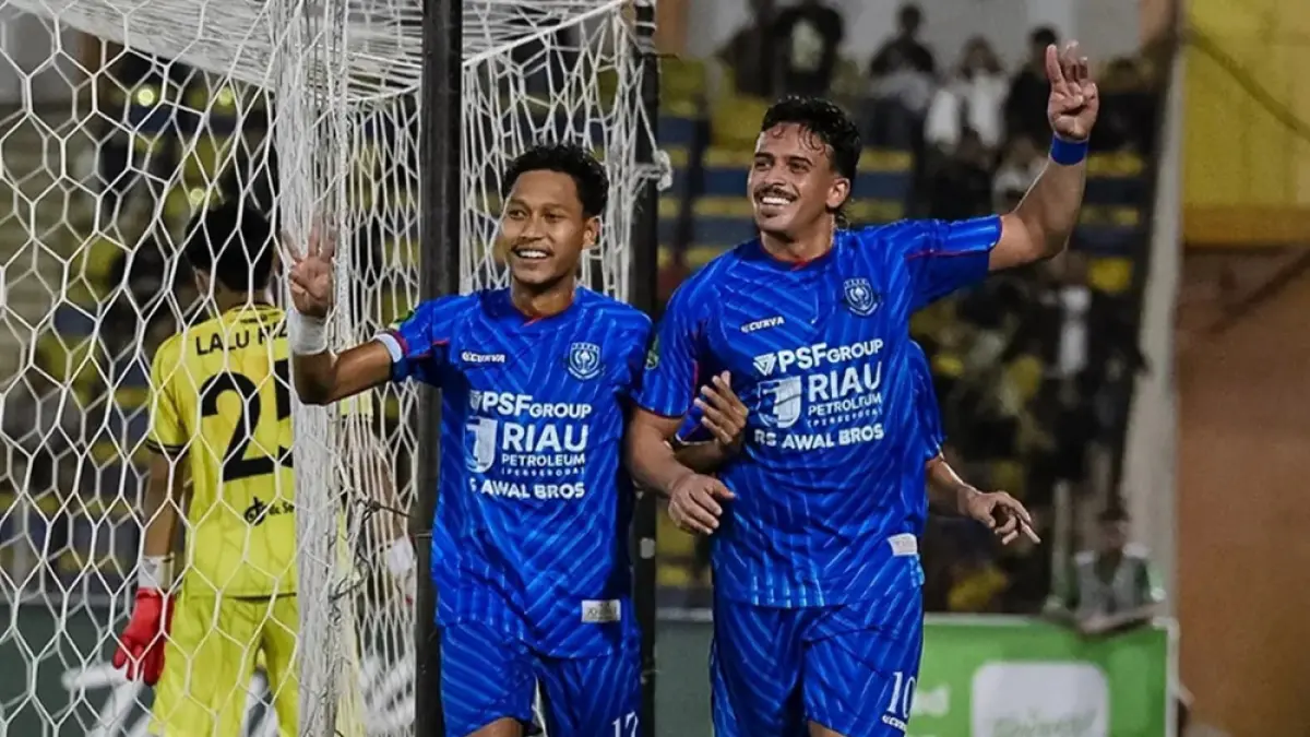 Pemain PSPS Asir Aziz dan Antonio Augusto Gamaroni (kanan) melakukan selebrasi usai mencetak gol ke gawang Persekat Tegal di Stadion Kaharuddin Nasution Rumbai Pekanbaru, Ahad (19/4/2026). (IG PSPS)