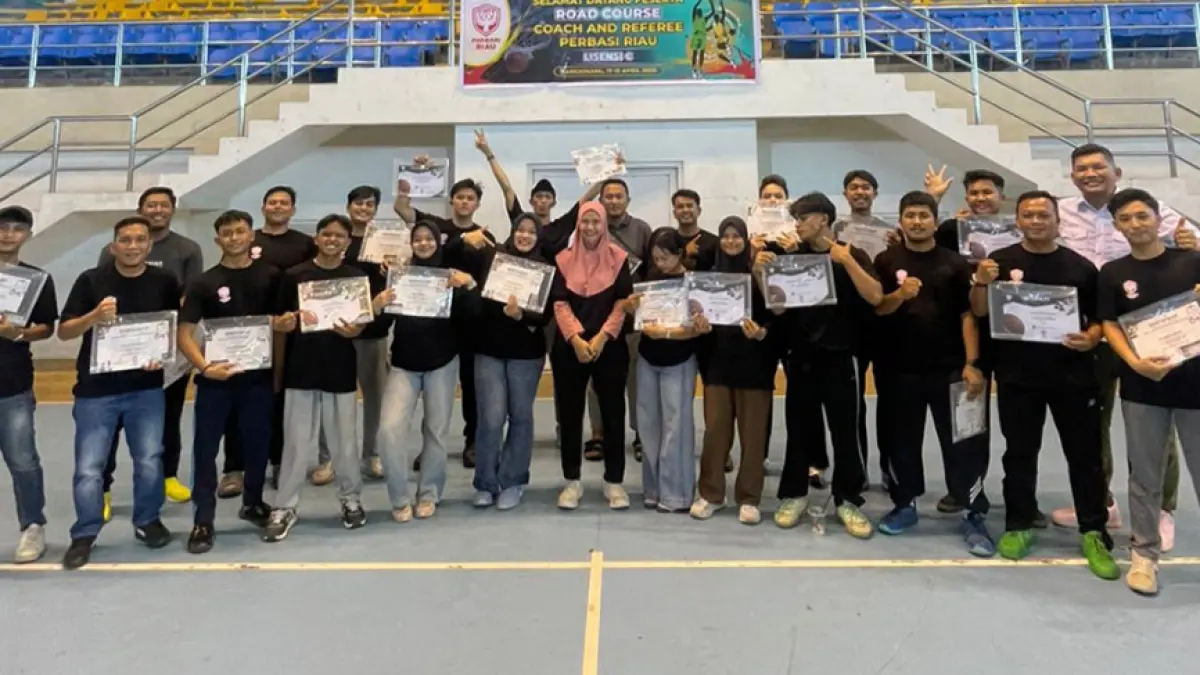 Peserta penataran pelatih dan wasit lisensi C serta Coaching Clinic 3x3 foto bersama usai mengikuti penutupan pelatihan yang diselenggarakan DPD Perbasi Riau di Sport Center Bangkinang, Kampar, Ahad (19/4/2026). (Perbasi Riau untuk riau pos)