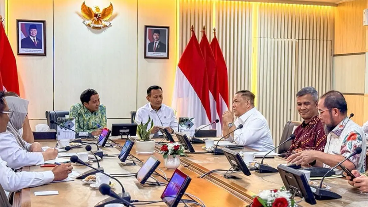Plt Gubri SF Hariyanto saat melakukan audiensi dengan Menhut Raja Juli Antoni dan jajaran di kantor Kemenhut Jakarta, Senin (20/4/2026). Ft Diskominfo Riau