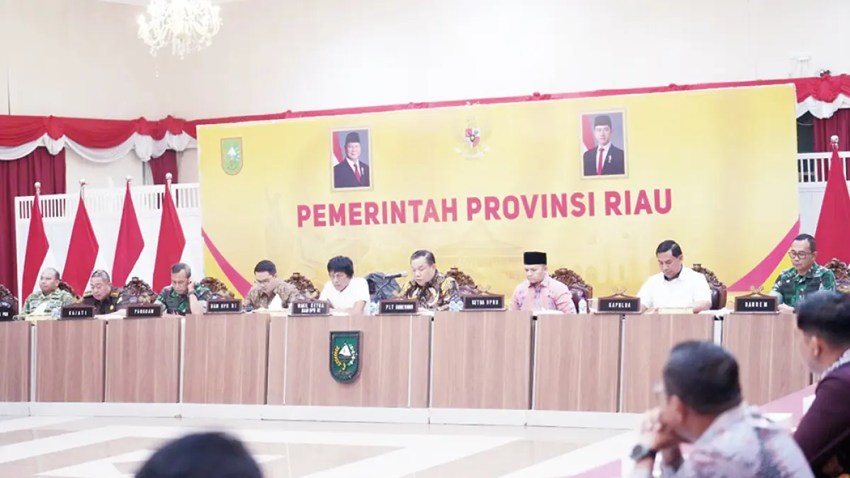 rapat bersama: Wakil Ketua Badan Aspirasi Masyarakat DPR RI Adian Napitupulu (tengah) saat menggelar rapat bersama Pemerintah Provinsi Riau, akhir pekan kemarin. (humas dprd riau untuk riau pos)