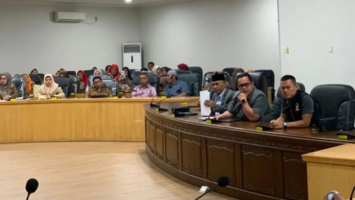 Rapat Dengar Pendapat (RDP) Forum Guru Bantu Kabupaten Kampar bersama Komisi II DPRD Kabupaten Kampar di ruang Badan Anggaran DPRD Kampar, Senin (20/4/2026). (Istimewa)