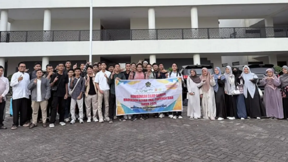 Rombongan siswa MAN 1 Pekanbaru yang melanjutkan pendidikan ke Timur Tengah usai pelatihan pendalaman Bahasa Arab di Markas Al Azhar Indonesia Bekasi, belum lama ini. (Humas MAN 1 Pekanbaru untuk Riau Pos)