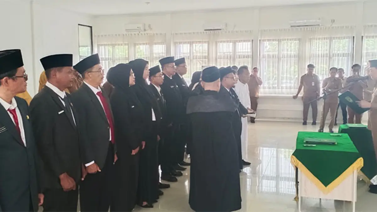 Sekda Kabupaten Inhu, Zulfahmi Adrian AP MSI saat melantik sebanyak 15 Kepala Puskesmas di aula Diskes Inhu, Senin (20/4/2026). Foto Prokopim Setdakab Inhu